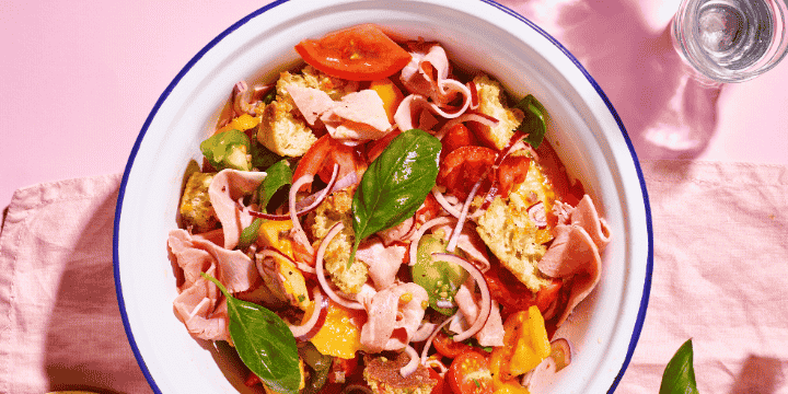 Panzanella au jambon, tomates et basilic